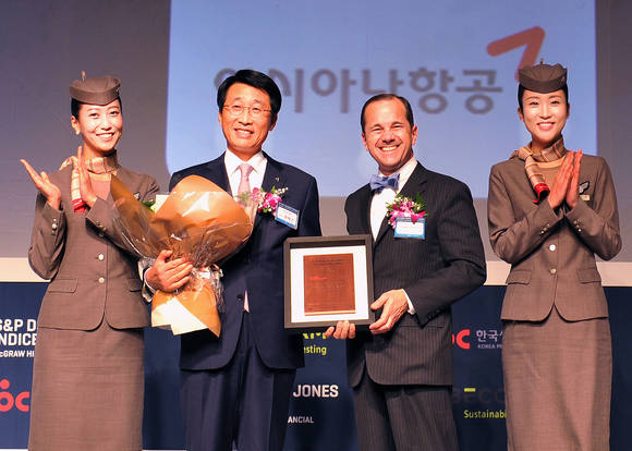 ▲ ▲ 아시아나항공이 지난 30일 서울 그랜드하이야트호텔에서 열린 '다우존스 지속가능경영지수 컨퍼런스'에서 항공부문 최우수기업 인증을 받았다. 아시아나항공 한태근 경영지원본부장(왼쪽 두번째)이 크레이그 라자라 S&P 다우존스 글로벌 인덱스 투자전략 최고책임자(왼쪽 세번째)와 함께 인증서를 들고 기념촬영을 하고 있다.