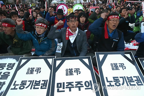 ▲ 지난달 26일 서울역 광장에서 열린 민주노총 주최로 열린 박근혜 정부 규탄집회에서 김정훈 전국교직원노동조합 위원장을 비롯한 참가자들이 전교조 법외노조화, 노동조건 악화, 국가기관 선거개입 의혹 등을 규탄하는 구호를 외치고 있다.ⓒ 연합뉴스