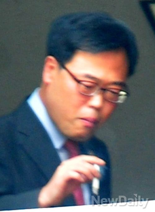 ▲ 한 국회의원이 국회 본관 6층 정무위원회 소회의실에서 담배를 즐기고 있는 모습. ⓒ이종현 기자