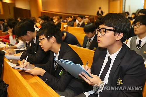 ▲ 지난달 31일 서울 강서구 등촌동 경복비지니스고등학교에서 열린 공직설명회 현장. 학생들이 열심히 메모하며 서울시 공무원들의 설명을 듣고 있다ⓒ연합뉴스