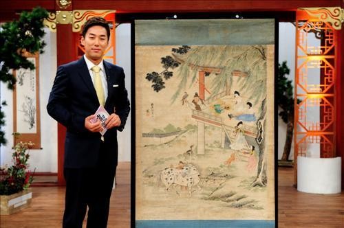 ▲ KBS [TV쇼 진품명품]이 녹화중단 사태에 직면했다. 사진은 [진품명품]을 진행 중인 윤인구 아나운서 모습. ⓒ 연합뉴스