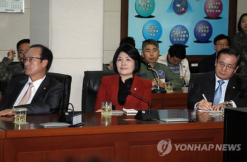 ▲ 국회 국방위원회 소속 의원들이 지난달 31일 제1전투비행단 현장 시찰에서 브리핑을 듣고 있다.ⓒ연합뉴스