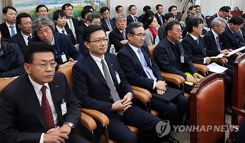 ▲ 오창관 포스코에너지 대표이사(왼쪽부터), 유정준 SK E&S 대표이사, 이완경 GS EPS 대표이사, 황성렬 당진환경운동연합 공동의장 등이 지난달25일 국회에서 열린 산업통상자원위 국정감사에 증인으로 참석해 있다.ⓒ연합뉴스