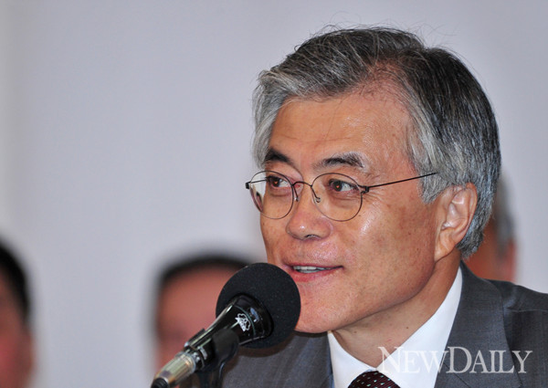 ▲ 지난 대선 때 전공노 소속 공무원 14만명을 동원해 불법선거운동을 벌인 의혹을 받고 있는 민주당 문재인 의원. ⓒ뉴데일리