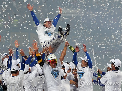 ▲ 3년 연속 정규리그와 한국시리즈 통합 우승이라는 기록을 세운 삼성 라이온즈 선수들이 류중일 감독에게 헹가래를 치고 있다ⓒ연합뉴스