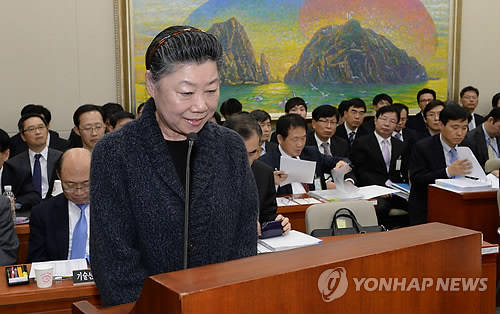 ▲ 이혜경 동양그룹 부회장이 1일 오후 국회에서 계속된 정무위 국정감사에서 의원들의 질의에 답변하고 있다. ⓒ연합뉴스