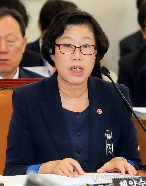 ▲ 윤진숙 해양수산부 장관이 1일 국회에서 열린 농축해수위 종합국감에서 의원들의 질문에 답하고 있다. 윤장관은 지난 달 24일 페루에서 순직한 김윤호 항만투자협력과장을 기리는 '근조' 리본을 달고 나왔다.