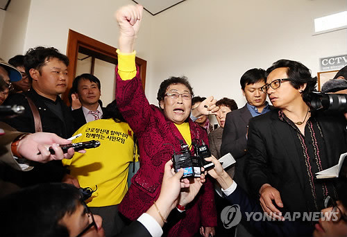 ▲ 1일 오후 광주지법에서 근로정신대 할머니들이 미쓰비시 중공업을 상대로 한·일 양국 법원에서 힘겨운 소송을 벌인지 14년만에 국내 법원에서 승소 판결을 받았다. 사진은 이날 승소판결이후 기뻐하는 양금덕 할머니가 환호하며 재판장을 나오는 모습. ⓒ연합뉴스