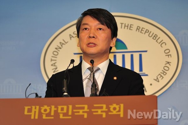 ▲ 무소속 안철수 의원이 4일 오전 국회 정론관에서 기자화견을 하고 있다.ⓒ이종현 기자