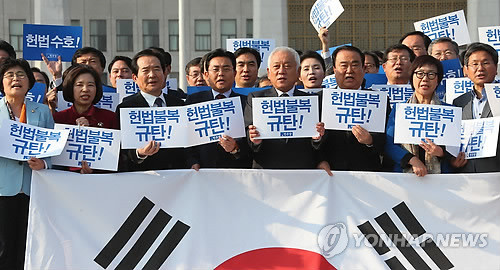 ▲ 김한길 대표와 민주당 의원들이 27일 오후 국회 분수대 광장에서 열린 '헌법불복 규탄과 민주주의 수호 결의대회'에서 구호를 외치고 있다.ⓒ연합뉴스