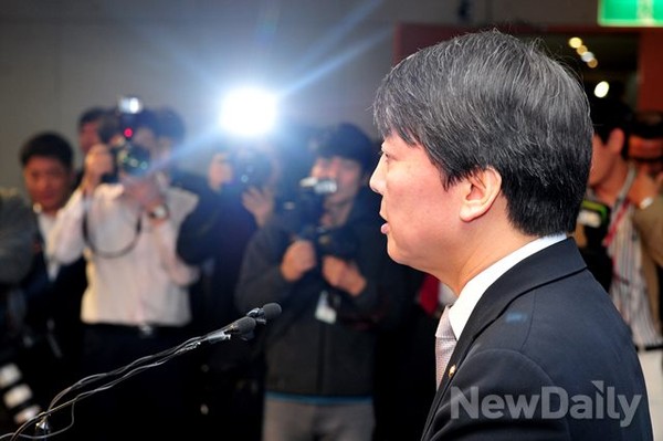 ▲ 안철수 무소속 의원이 4일 오전 국회 정론관에서 기자회견을 열고 "국가기관의 불법선거 개입 의혹 사건에 대한 특별검사 임명과 수사를 여야에 제안한다"고 말하고 있다.ⓒ이종현 기자