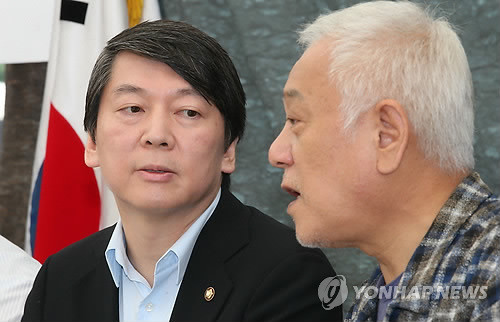 ▲ 신당 창당을 준비하는 안철수 의원과 민주당 김한길 대표가 대화하는 모습. ⓒ연합뉴스