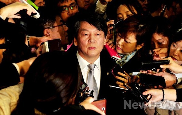 ▲ 내년 지방선거를 앞두고 신당 창당 준비에 한창인 안철수 의원이 4일 국회에서 국정원 특검을 제안한 뒤 기자들의 질문에 답변하고 있다. ⓒ이종현 기자