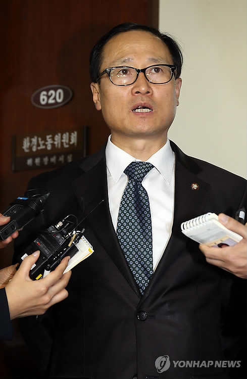 ▲ 지난달 31일 안철수 의원 측이 대선과정에서 미래 대통령을 요구했다는 비망록을 발간한 민주당 홍영표 의원. ⓒ연합뉴스