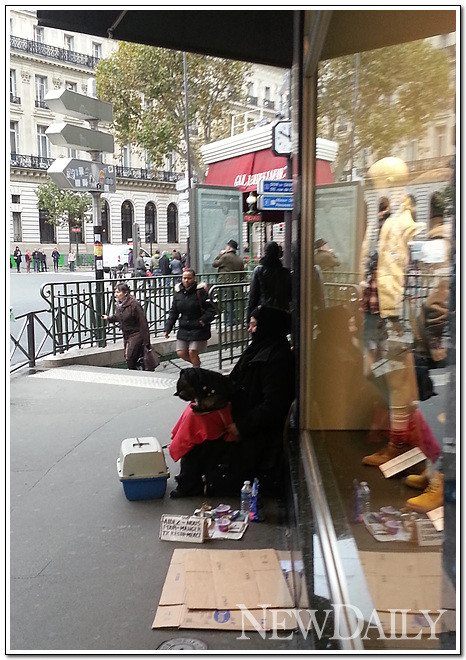 ▲ 파리 시내 유명 명품 백화점 쇼윈도 앞에 여성 노숙자. ⓒ 뉴데일리