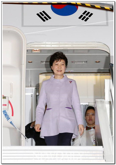 ▲ 서유럽 3개국을 순방 중인 박근혜 대통령이 프랑스 파리에 도착해 전용기에서 내려오고 있다. ⓒ 뉴데일리