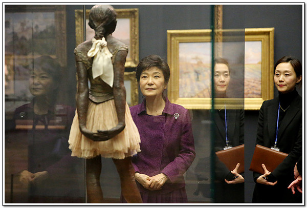 ▲ 박근혜 대통령이 프랑스 파리 오르세 미술관에서 작품을 관람하고 있다. ⓒ 뉴데일리