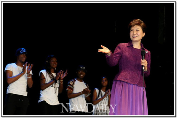 ▲ 이제는 문화강국 코리아. 박근혜 대통령이 프랑스 파리에서 열린 한국 드라마 파티에 참석해 프랑스 청소년들의 공연을 관람하고 인사말을 하고 있다. ⓒ 뉴데일리