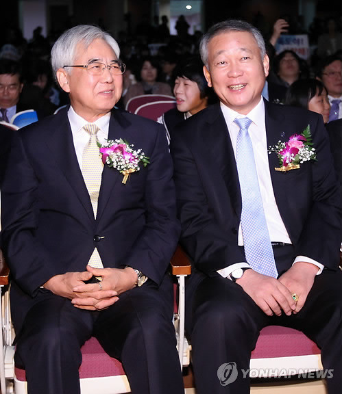 ▲ 문용린 서울시교육감(왼쪽)과 안양옥 한국교총 회장ⓒ연합뉴스