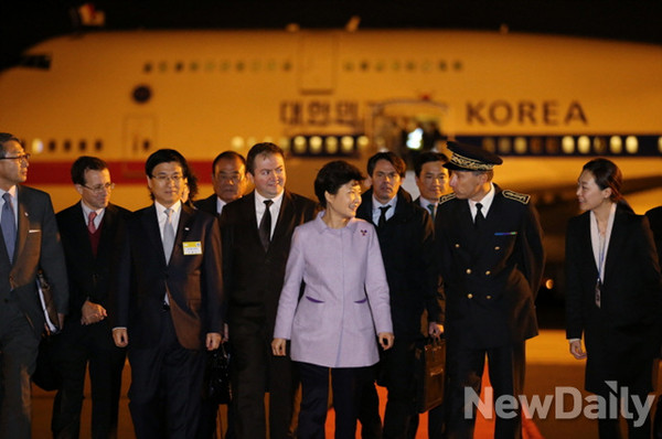 ▲ 6박8일간의 서유럽 순방에 나선 박근혜 대통령이 2일 오후（현지시간） 첫 순방지인 프랑스 파리 오를리 국제공항에 도착하고 있다. ⓒ 뉴데일리(청와대 제공)
