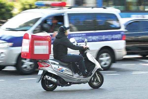 ▲ 길거리에서 흔히 볼 수 있는 패스트푸드 배달원. 안전헬멧도 쓰지 않고, 음악을 들으며 종횡무진하는 모습은 아찔하다.