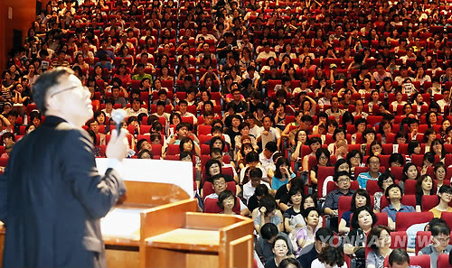 ▲ 수능이 끝나면서 EBS를 비롯한 입시전문기관들의 설명회와 특별 프로그램이 잇따라 열린다. 사진은 지난 8월 서울 종로구 성균관대에서 열린 한 입시학원의 수시지원전략 설명회 당시 모습.ⓒ 연합뉴스