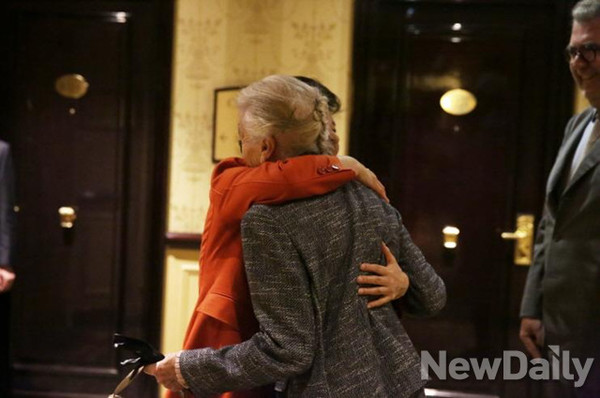 ▲ 근혜 대통령이 4일 오후(현지시간) 숙소인 르 그랑 인터콘티넨털 호텔에서 지난 1974년 프랑스 유학 당시 자신을 각별히 배려해준 이제르주 주지사의 미망인 보드빌 여사와 만나 반갑게 대화하고 있다. ⓒ 뉴데일리(청와대제공)