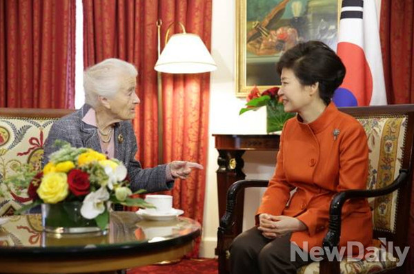 ▲ 근혜 대통령이 4일 오후(현지시간) 숙소인 르 그랑 인터콘티넨털 호텔에서 지난 1974년 프랑스 유학 당시 자신을 각별히 배려해준 이제르주 주지사의 미망인 보드빌 여사와 만나 반갑게 대화하고 있다. ⓒ 뉴데일리(청와대제공)