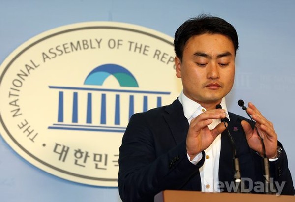 ▲ 통합진보당 홍성규 대변인이 5일 오전 국회 정론관에서 [통진당 해산심판 청구안 통과]와 관련해 기자회견을 하고 있다.ⓒ이종현 기자