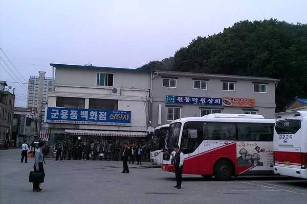 ▲ 최전방 지역 중 한 곳으로 꼽히는 강원도 인제군 원통읍내 모습. 우리나라는 곳곳에 식량, 연료를 조달할 수 있는 곳이 있다. 북한군에게는 이게 강점이 될 수 있다.