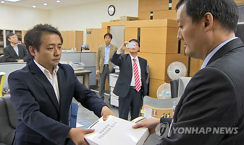 ▲ 법무부 관계자가(오른쪽) 5일 서울 재동 헌법재판소에서 통합진보당 해산심판 청구안과 정당활동 가처분 신청서를 제출하고 있다.ⓒ연합뉴스