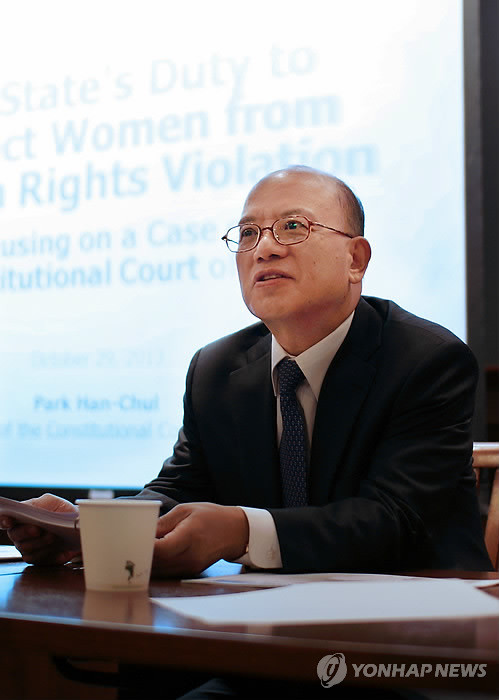 ▲ 박한철 헌법재판소장이 지난달 29일 미국 보스턴에 있는 하버드대 로스쿨에서 `여성 인권 침해 회복을 위한 국가의 의무'라는 주제로 강연하고 있다. ⓒ연합뉴스