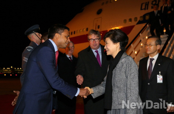 ▲ 박근혜 대통령이 2박3일간의 프랑스 방문을 마치고 4일 저녁(현지시간) 영국 히드로 국제공항에 도착, 의장대를 지나고 있다. ⓒ 뉴데일리(청와대 제공)