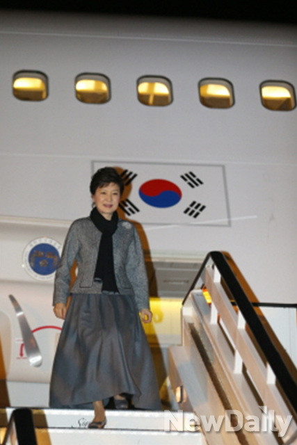 ▲ 박근혜 대통령이 2박3일간의 프랑스 방문을 마치고 4일 저녁(현지시간) 영국 히드로 국제공항에 도착, 의장대를 지나고 있다. ⓒ 연합뉴스