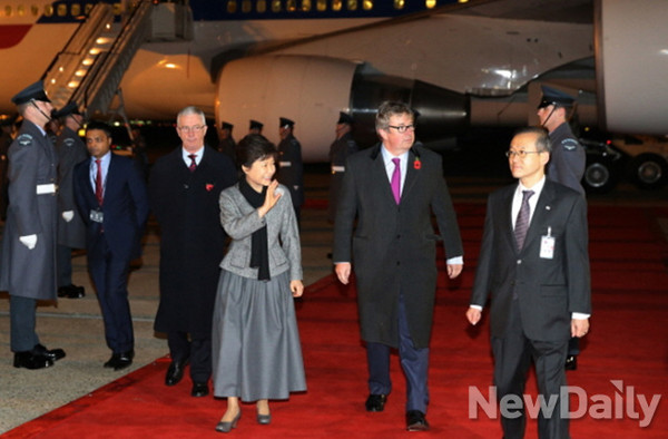 ▲ 박근혜 대통령이 2박3일간의 프랑스 방문을 마치고 4일 저녁(현지시간) 영국 히드로 국제공항에 도착, 의장대를 지나고 있다. ⓒ 연합뉴스