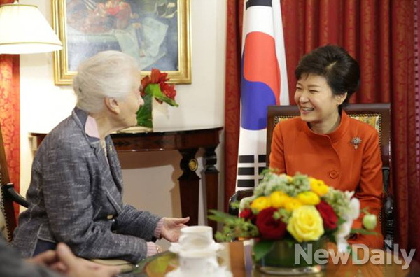 ▲ 박근혜 대통령은 지난 4일(현지시간) 프랑스 유학 당시 각별한 인연이 있던 엘리자베스 보드빌 여사와 39년 만에 만났다.  ⓒ뉴데일리(청와대제공)