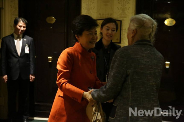 ▲ 박근혜 대통령은 지난 4일(현지시간) 프랑스 유학 당시 각별한 인연이 있던 엘리자베스 보드빌 여사와 39년 만에 만났다.  ⓒ뉴데일리(청와대제공)