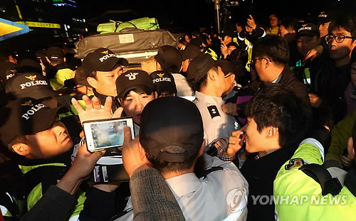 ▲ 5일 오후 서울광장에서 열린 통합진보당 촛불 정당연설회에서 당원들과 경찰들이 충돌하고 있다. ⓒ연합뉴스
