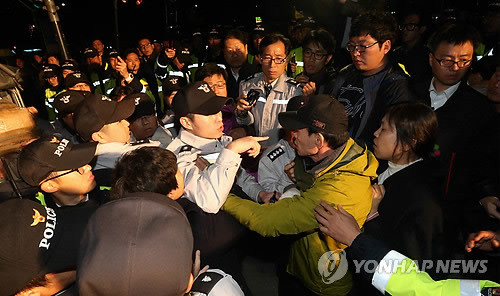 ▲ 5일 오후 서울광장에서 열린 통합진보당 촛불 정당연설회에서 당원들과 경찰들이 충돌하고 있다.ⓒ연합뉴스