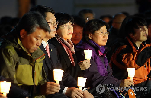▲ ⓒ 이정희 통합진보당 대표(왼쪽 세번째) 등 의원들이 5일 오후 서울광장에서 열린 통합진보당 촛불 정당연설회에서 자리에 앉아있다. 왼쪽부터 김선동 의원, 오병윤 원내대표, 오른쪽 두번째는 김미희 의원