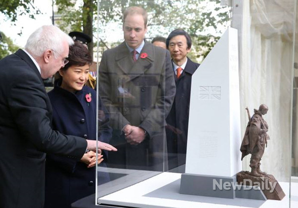 ▲ 박근혜 대통령은 5일(현지시간) 6.25 전쟁 참전기념비 건립식 행사에 윌리엄 왕세손과 함께 참석했다. ⓒ 뉴데일리(청와대 제공)