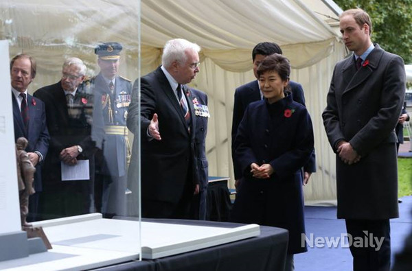 ▲ 박근혜 대통령은 5일(현지시간) 6.25 전쟁 참전기념비 건립식 행사에 윌리엄 왕세손과 함께 참석했다. ⓒ 뉴데일리(청와대 제공)