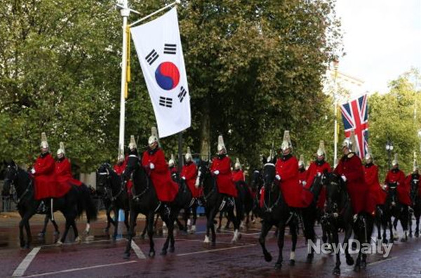 ▲ 박근혜 대통령은 5일(현지시각) 엘리자베스 2세 여왕의 초청으로 영국 국빈방문 일정을 시작했다. ⓒ 뉴데일리(청와대 제공)