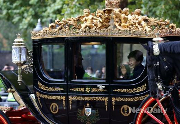 ▲ 박근혜 대통령은 5일(현지시각) 엘리자베스 2세 여왕의 초청으로 영국 국빈방문 일정을 시작했다. ⓒ 뉴데일리(청와대 제공)