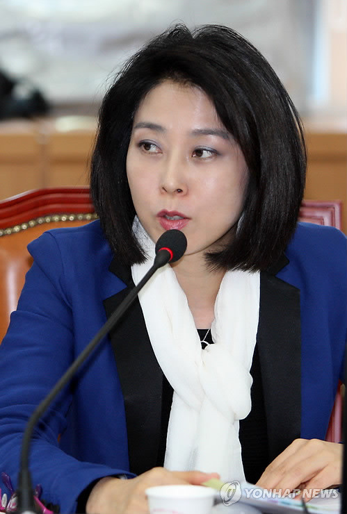 신의진 새누리당 의원이 지난달 14일 오전 서울 계동 보건복지부 대회의실에서 열린 2013 국정감사에서 질문하고 있다. ⓒ연합뉴스