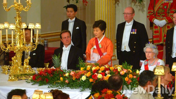 ▲ 영국을 국빈 방문 중인 박근혜 대통령(가운데)이 5일(현지시간) 국빈만찬에 참석하고 있다. 박 대통령의 왼쪽이 데이비드 캐머런 영국 총리, 오른편이 엘리자베스 2세 여왕. ⓒ 뉴데일리(청와대 제공)