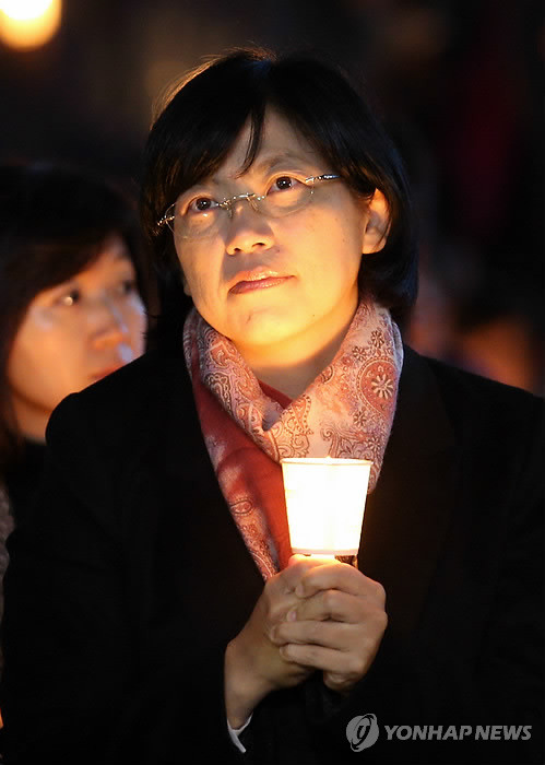 ▲ 5일 저녁 서울 시청광장에서 촛불을 들고 있는 이정희 통합진보당 대표ⓒ연합뉴스
