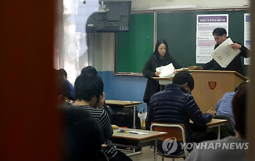 ▲ 2014학년도 대입 수학능력시험일인 7일 오전 서울 대치동 휘문고 고사장에서 감독관들이 1교시 시험지 배부를 준비하고 있다. ⓒ연합뉴스