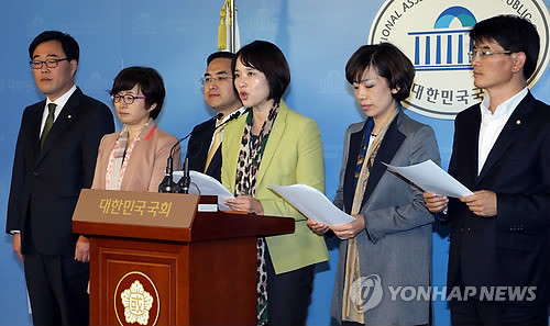 ▲ 민주당 초선의원들이 7일 국회 정론관에서 검찰이 김무성 의원과 권영세 주중대사를 소환조사할 것을 촉구하는 기자회견을 벌이고 있다. 초선의원들은 "검찰은 참고인 신분인 문재인 의원이 피의자인 양 언론플레이를 한 반면, 대화록 불법유출 의혹과 관련한 김무성·권영세 두 사람은 소환은커녕 서면조사만 진행한 것으로 알려졌다"며 수사의 비형평성을 거론했다.ⓒ연합뉴스