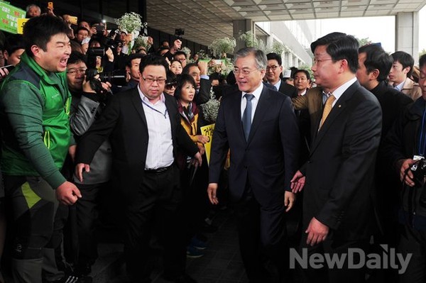 ▲ 남북정상회담 대화록 원본을 폐기하고 수정본을 국가기록원에 이관하지도 않은 채, 대화록이 멀쩡히 잘 있다고 주장한 민주당 문재인 의원.  ⓒ이종현 기자